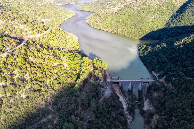 Εντυπωσιακή θέα από ψηλά στο φράγμα του ποταμού Λάδωνα