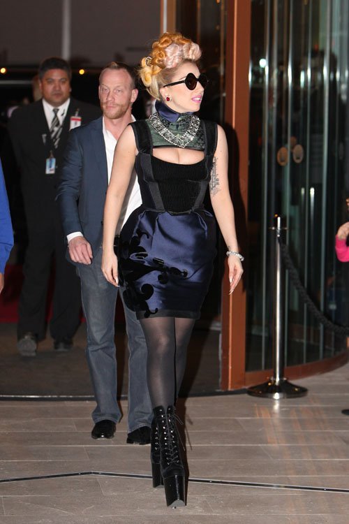 Με γυαλιά ηλίου... τη νύχτα εμφανίσθηκε η Lady Gaga [εικόνες] | iefimerida.gr 1