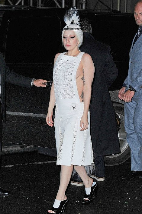 Ολα στη φόρα από την ντυμένη «Σπαρτιάτισσα» Lady Gaga [εικόνες] | iefimerida.gr 0