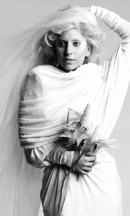 Η Lady Gaga το τολμά και αυτό: Ντύνεται νυφούλα! [εικόνες] | iefimerida.gr 2