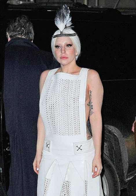 Ολα στη φόρα από την ντυμένη «Σπαρτιάτισσα» Lady Gaga [εικόνες] | iefimerida.gr 3
