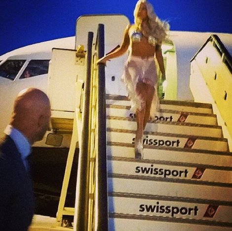 Η Lady Gaga στην Αθήνα -Ντυμένη γοργόνα άρχισε να προκαλεί δύο ημέρες πριν από τη συναυλία της [εικόνες] | iefimerida.gr 0