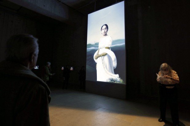 Ο Μπομπ Γουίλσον κρέμασε την Lady Gaga ανάποδα γυμνή, με ένα σχοινί να κόβει το δέρμα της: Η έκθεση που διχάζει το Παρίσι [εικόνες] | iefimerida.gr 3