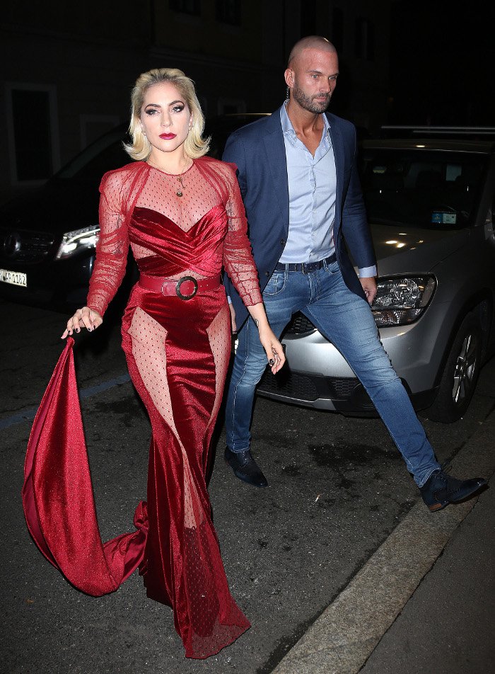 Κι όμως έτσι πάει για δείπνο η Lady Gaga – Με βελούδινο γεμάτο διαφάνειες [εικόνες] | iefimerida.gr 0