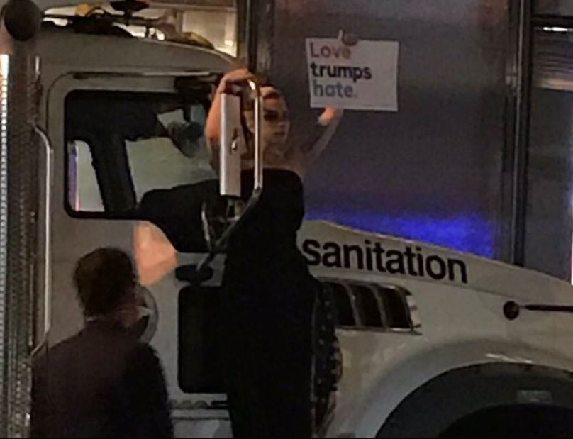 Πλάνταξε στο κλάμα η Lady Gaga με την εκλογή του Τραμπ [εικόνες] | iefimerida.gr 0