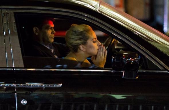 Πλάνταξε στο κλάμα η Lady Gaga με την εκλογή του Τραμπ [εικόνες] | iefimerida.gr 1