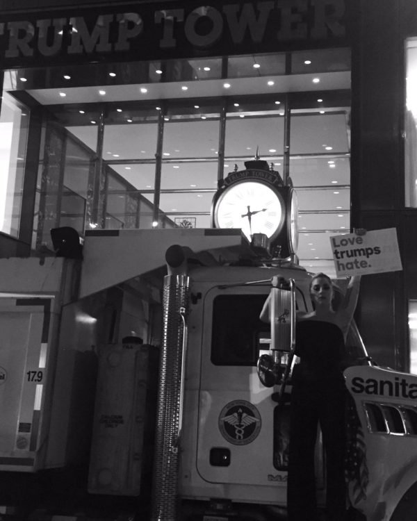 Και οι σταρ στους δρόμους κατά του Τραμπ: Lady Gaga, Σερ, Μαντόνα στις διαδηλώσεις [εικόνες & βίντεο] | iefimerida.gr 0