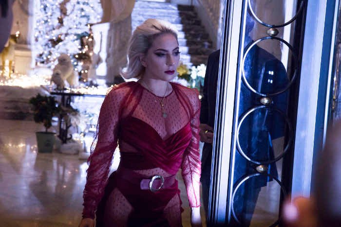 Κι όμως έτσι πάει για δείπνο η Lady Gaga – Με βελούδινο γεμάτο διαφάνειες [εικόνες] | iefimerida.gr 2