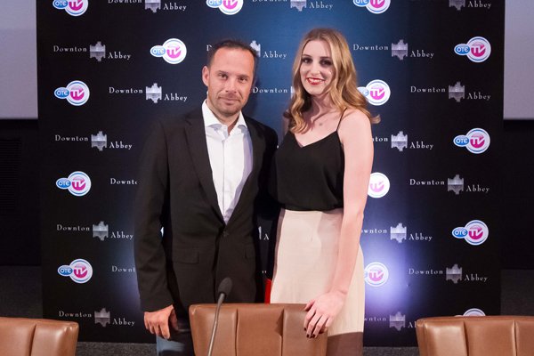 Στην Αθήνα η Λόρα Κάρμαικλ για την πρεμιέρα του 5ου κύκλου της σειράς «Ο Πύργος του Ντάουντον» [εικόνες] | iefimerida.gr 1