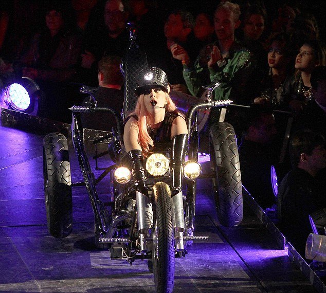 H εφαρμοστή φόρμα Versace της Lady Gaga δεν άντεξε-Σκίστηκε σε επίμαχο σημείο [εικόνες]  | iefimerida.gr 2