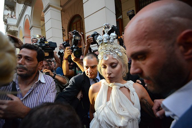 Μια άλλη Ελλάδα έζησε την φρενίτιδα της Lady Gaga στην Αθήνα [εικόνες] | iefimerida.gr 15