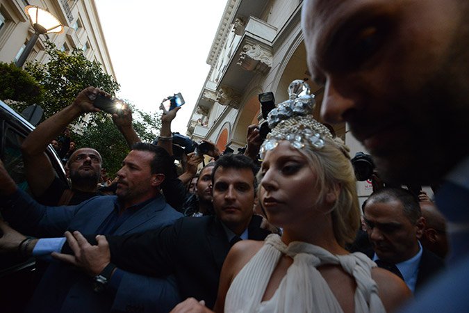 Μια άλλη Ελλάδα έζησε την φρενίτιδα της Lady Gaga στην Αθήνα [εικόνες] | iefimerida.gr 16