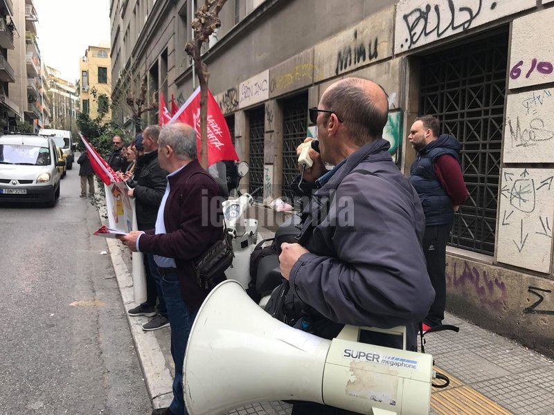 Τα μέλη της Λαικής Ενότητας διαμαρτύρονται έξω από συμβολαιογραφείο