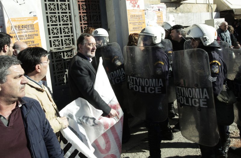 Ενταση μεταξύ ΜΑΤ και μελών της ΛΑΕ -Συγκέντρωση στον Πειραιά [εικόνες] | iefimerida.gr 0