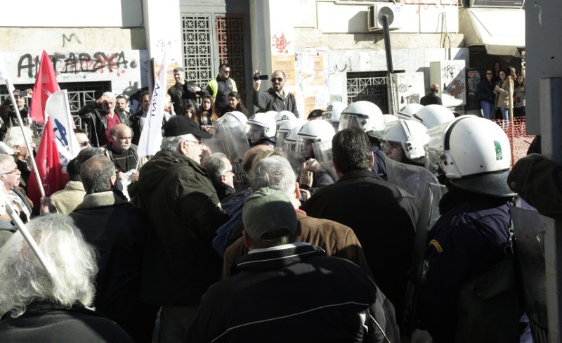 Ενταση μεταξύ ΜΑΤ και μελών της ΛΑΕ -Συγκέντρωση στον Πειραιά [εικόνες] | iefimerida.gr 2