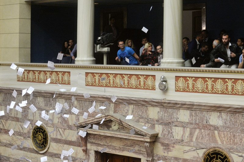 Μέλη της ΛΑΕ πέταξαν φέιγ βολάν στη Βουλή από τα θεωρεία -Το δικό μας Survivor [εικόνες] | iefimerida.gr 0