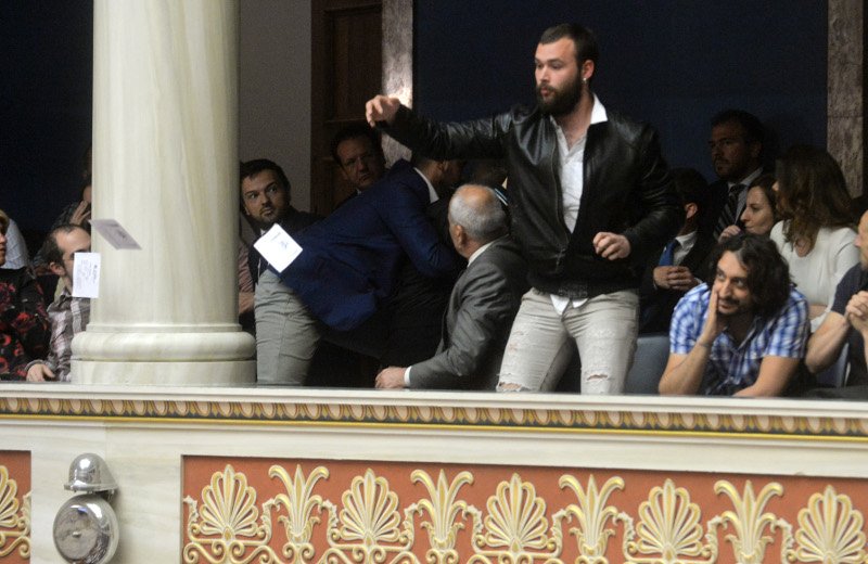 Μέλη της ΛΑΕ πέταξαν φέιγ βολάν στη Βουλή από τα θεωρεία -Το δικό μας Survivor [εικόνες] | iefimerida.gr 1