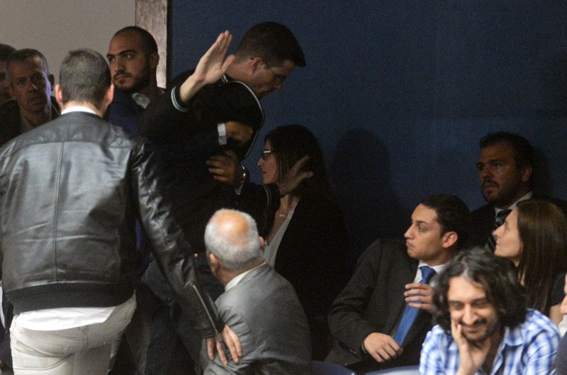 Μέλη της ΛΑΕ πέταξαν φέιγ βολάν στη Βουλή από τα θεωρεία -Το δικό μας Survivor [εικόνες] | iefimerida.gr 2