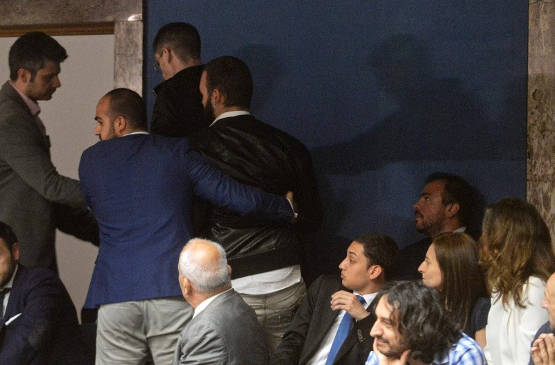 Μέλη της ΛΑΕ πέταξαν φέιγ βολάν στη Βουλή από τα θεωρεία -Το δικό μας Survivor [εικόνες] | iefimerida.gr 3