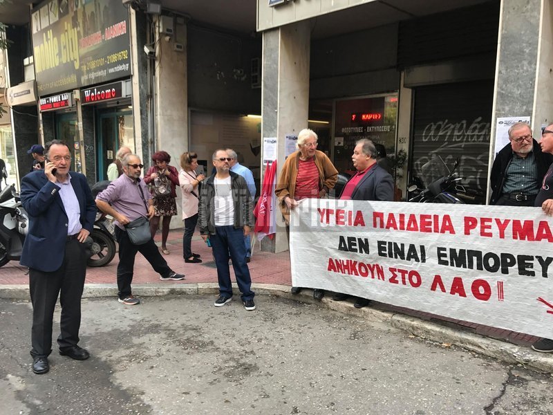 Μεταξύ άλλων στην κινητοποίηση συμμετέχουν οικογένειες που ζουν χωρίς ρεύμα ή απειλούνται με διακοπή ή τους έχουν σταλεί επιστολές