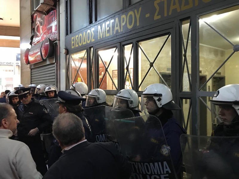 Πλειστηριασμοί: Νέα επεισόδια ανάμεσα στα ΜΑΤ και διαδηλωτές της ΛΑΕ- Εσπασαν τον κλοιό της αστυνομίας [βίντεο] | iefimerida.gr 0