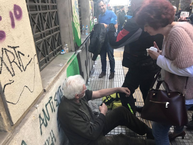 Ξύλο, χημικά και τραυματισμοί έξω από συμβολαιογραφείο για τους πλειστηριασμούς [εικόνες & βίντεο] | iefimerida.gr 3