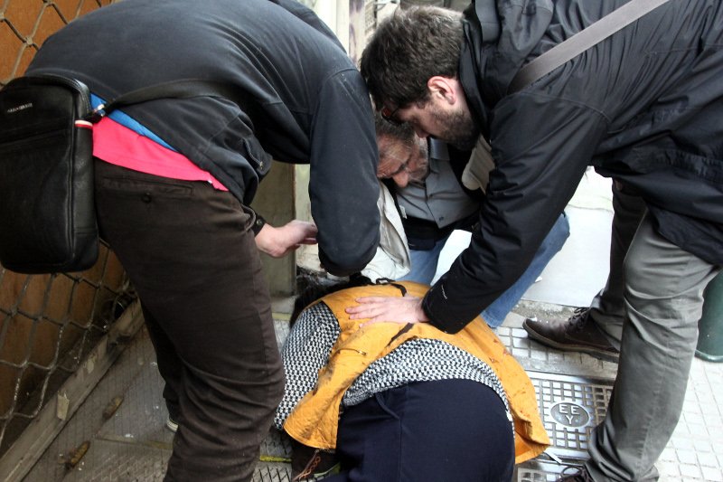 Ξύλο, χημικά και τραυματισμοί έξω από συμβολαιογραφείο για τους πλειστηριασμούς [εικόνες & βίντεο] | iefimerida.gr 2