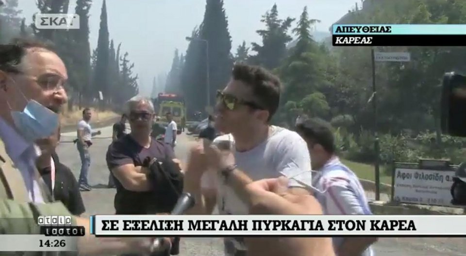 «Τι ήρθες να κάνεις εδώ; Μικροπολιτική; Βγάλε το σακάκι και έλα να βοηθήσεις» -Κάτοικοι Καρέα αποδοκίμασαν τον Λαφαζάνη [εικόνες & βίντεο] | iefimerida.gr 3