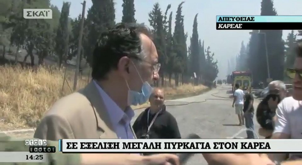 «Τι ήρθες να κάνεις εδώ; Μικροπολιτική; Βγάλε το σακάκι και έλα να βοηθήσεις» -Κάτοικοι Καρέα αποδοκίμασαν τον Λαφαζάνη [εικόνες & βίντεο] | iefimerida.gr 5