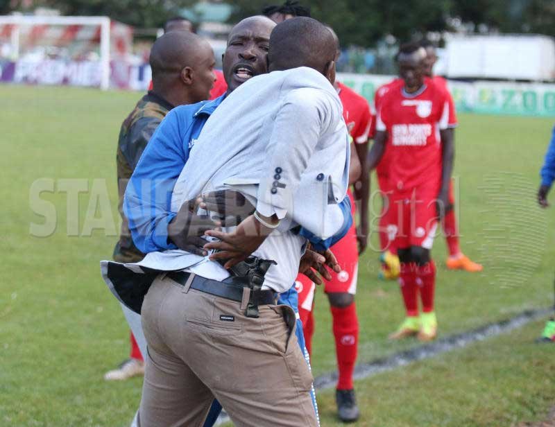 Kένυα: Ντου άνδρα στον αγωνιστικό χώρο με όπλο -Την ώρα ποδοσφαιρικού αγώνα [εικόνες] | iefimerida.gr 1