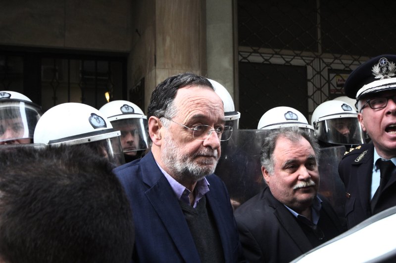 Ξύλο, χημικά και τραυματισμοί έξω από συμβολαιογραφείο για τους πλειστηριασμούς [εικόνες & βίντεο] | iefimerida.gr 0