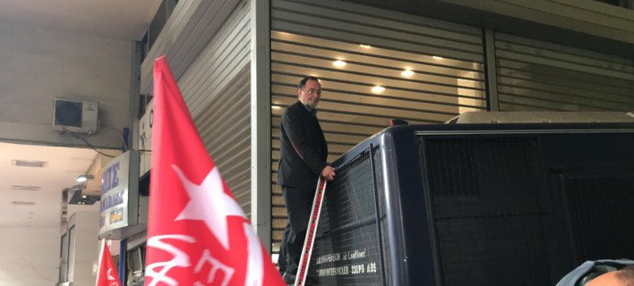 Ο Λαφαζάνης έβαλε σκάλα για να ανέβει σε κλούβα των ΜΑΤ -Αβγά κατά των αστυνομικών [εικόνες & βίντεο] | iefimerida.gr 0