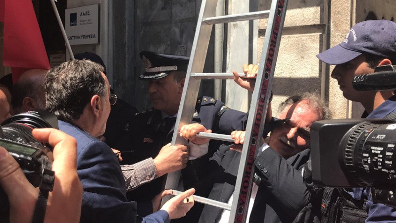 Πάλι με σκάλα ο Λαφαζάνης -Σκαρφάλωσε για να γράψει συνθήματα κατά των πλειστηριασμών [εικόνες & βίντεο] | iefimerida.gr 0