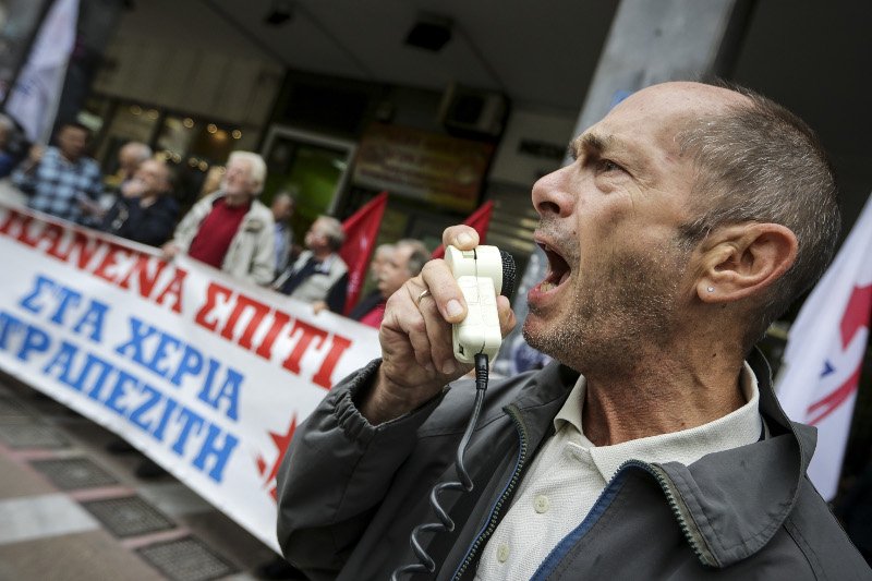 Κανένα σπίτι στα χέρια τραπεζίτη φώναζαν οι διαδηλωτές έξω από το συμβολαιογραφείο- φωτογραφία eurokinissi