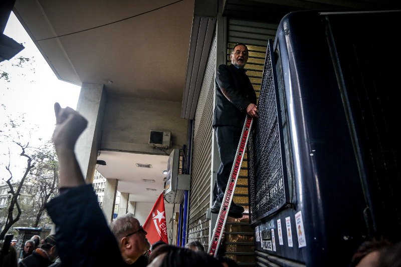 Ο Λαφαζάνης έβαλε σκάλα για να ανέβει σε κλούβα των ΜΑΤ -Αβγά κατά των αστυνομικών [εικόνες & βίντεο] | iefimerida.gr 1