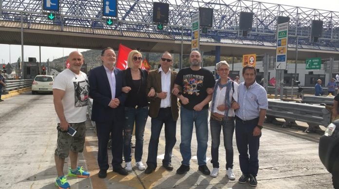 Λαφαζάνης και Ραχήλ άνοιξαν τα διόδια στην Ελευσίνα -Τα αυτοκίνητα περνούσαν ελεύθερα [εικόνες] | iefimerida.gr 0