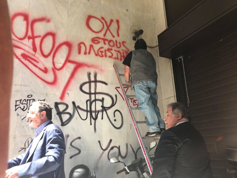 Πάλι με σκάλα ο Λαφαζάνης -Σκαρφάλωσε για να γράψει συνθήματα κατά των πλειστηριασμών [εικόνες & βίντεο] | iefimerida.gr 1