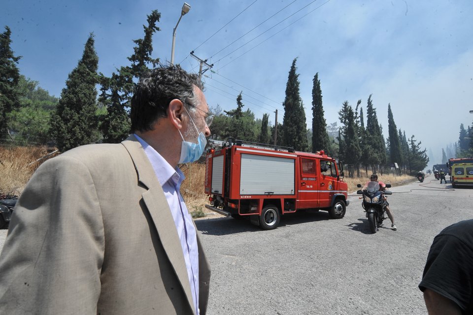 «Τι ήρθες να κάνεις εδώ; Μικροπολιτική; Βγάλε το σακάκι και έλα να βοηθήσεις» -Κάτοικοι Καρέα αποδοκίμασαν τον Λαφαζάνη [εικόνες & βίντεο] | iefimerida.gr 7