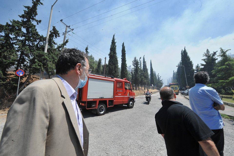 «Τι ήρθες να κάνεις εδώ; Μικροπολιτική; Βγάλε το σακάκι και έλα να βοηθήσεις» -Κάτοικοι Καρέα αποδοκίμασαν τον Λαφαζάνη [εικόνες & βίντεο] | iefimerida.gr 8