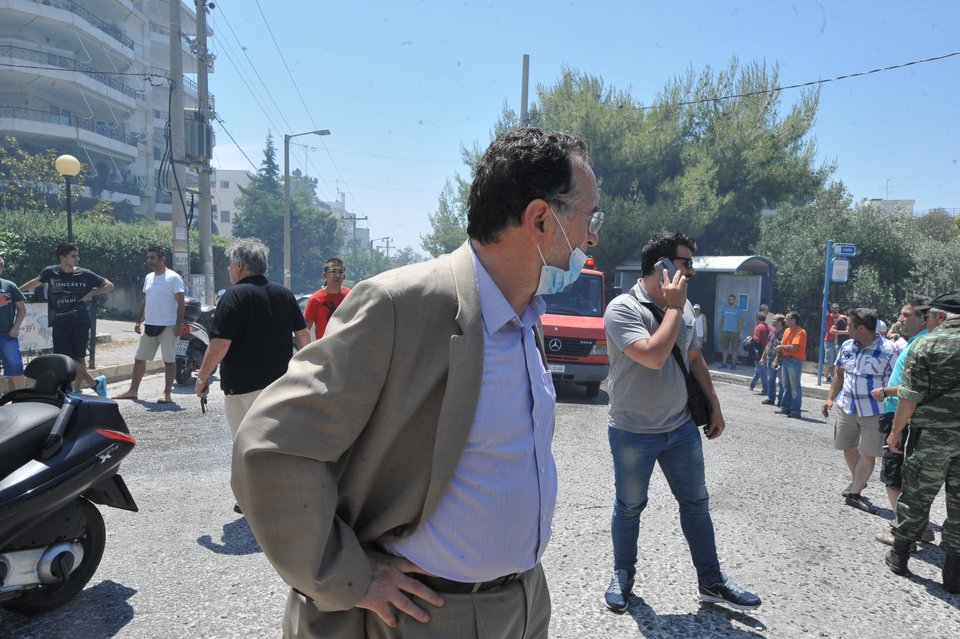 «Τι ήρθες να κάνεις εδώ; Μικροπολιτική; Βγάλε το σακάκι και έλα να βοηθήσεις» -Κάτοικοι Καρέα αποδοκίμασαν τον Λαφαζάνη [εικόνες & βίντεο] | iefimerida.gr 9