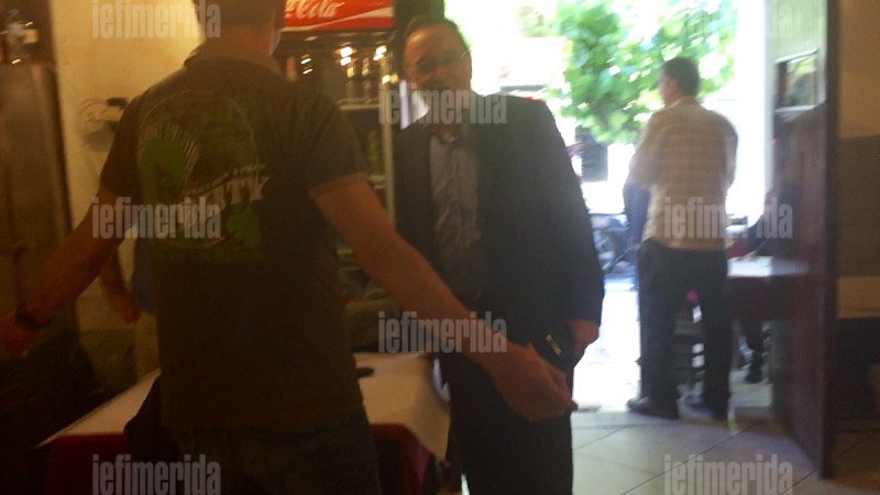 Ο Λαφαζάνης τρώει κρεατόσουπα και «διαπραγματεύεται» με οπαδούς της ΑΕΚ για το γήπεδο [εικόνες & βίντεο] | iefimerida.gr 0