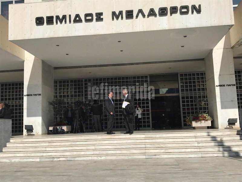 Ο κ. Λαφαζάνης βρέθηκε στον Άρειο Πάγο συνοδεία των δικηγόρων του Σαράντο Θεοδωρόπουλο και Κυριάκο Μακαρώνα