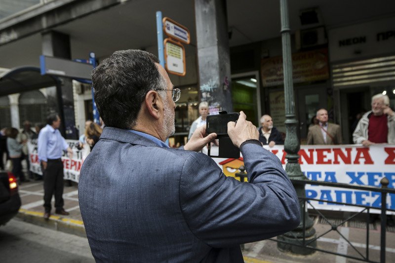 Ο Παναγιώτης Λαφαζάνης φωτογραφίζει την κινητοποίηση- φωτογραφία eurokinissi