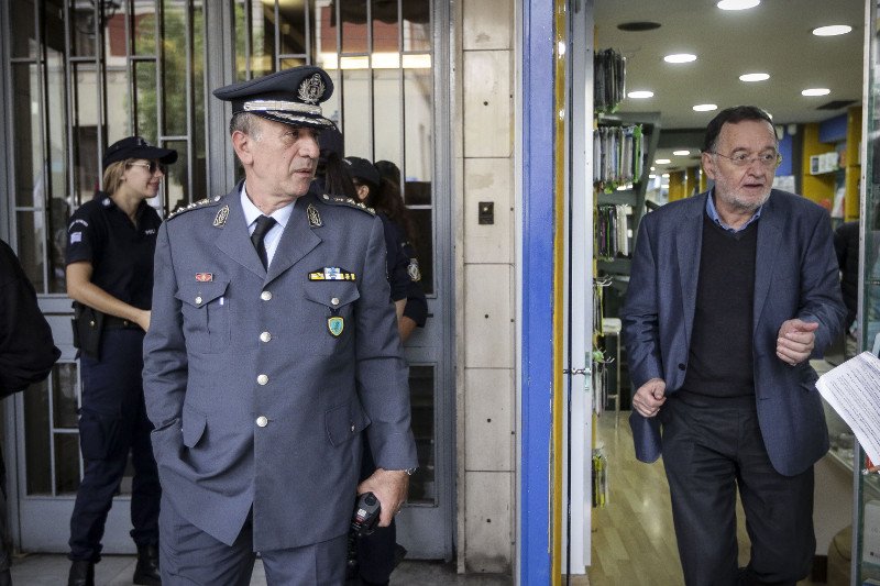 Ισχυρή αστυνομική δύναμη έξω από το συμβολαιογραφείο- φωτογραφία eurokinissi