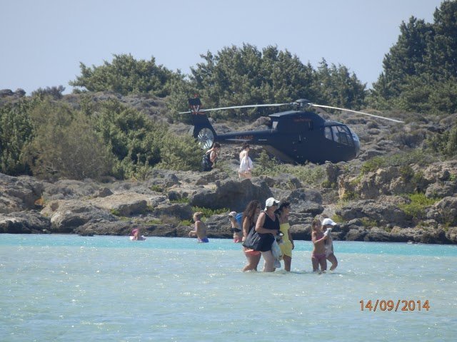 Μυστηριώδες ελικόπτερο αναστάτωσε τους λουόμενους στο Ελαφονήσι -Ποιος ήταν ο εκκεντρικός πιλότος [εικόνες] | iefimerida.gr 1