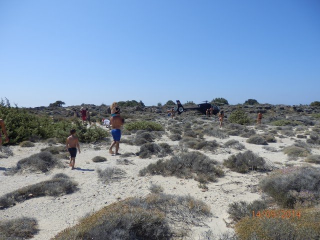 Μυστηριώδες ελικόπτερο αναστάτωσε τους λουόμενους στο Ελαφονήσι -Ποιος ήταν ο εκκεντρικός πιλότος [εικόνες] | iefimerida.gr 2