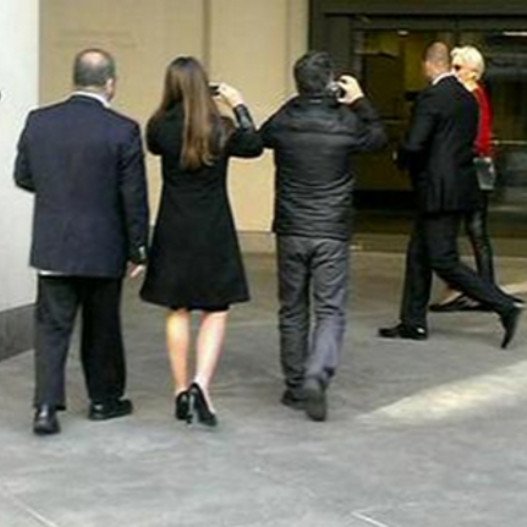 Εξι ώρες στο κρύο -Τι έκαναν οι Ελληνες ανταποκριτές έξω από τα γραφεία του ΔΝΤ ενώ μέσα μιλούσαν Λαγκάρντ-Βαρουφάκης [εικόνες] | iefimerida.gr 0