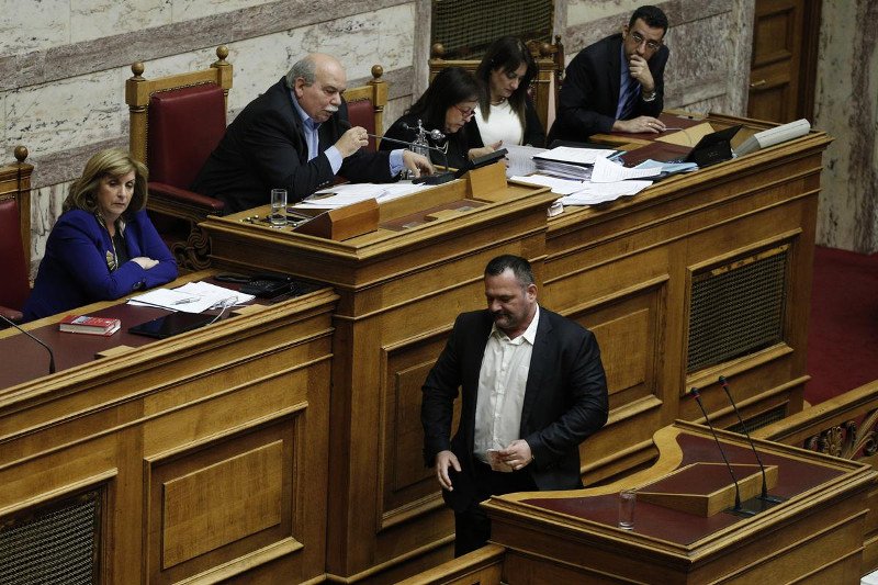 Αγριο επεισόδιο στη Βουλή – Λαγός: Είναι προδότης ο Καμμένος – Βούτσης: Είστε ξεδιάντροποι [βίντεο] | iefimerida.gr 1