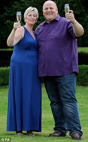 Κέρδισε 148 εκατ. λίρες, άφησε τη σύζυγό του και τα «σπάει» με 28χρονη [εικόνες] | iefimerida.gr 1