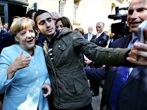 «Δεν είμαι εγώ ο τρομοκράτης –Είναι για γέλια»: Ετσι αντέδρασε ο Σύρος που έβγαλε selfie με τη Μέρκελ [εικόνες] | iefimerida.gr 0